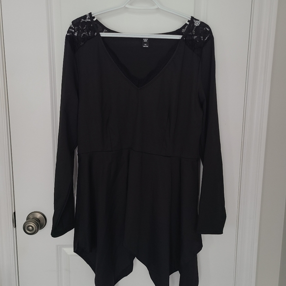 SHEIN Lace Peplum Top - Picture 3 of 3